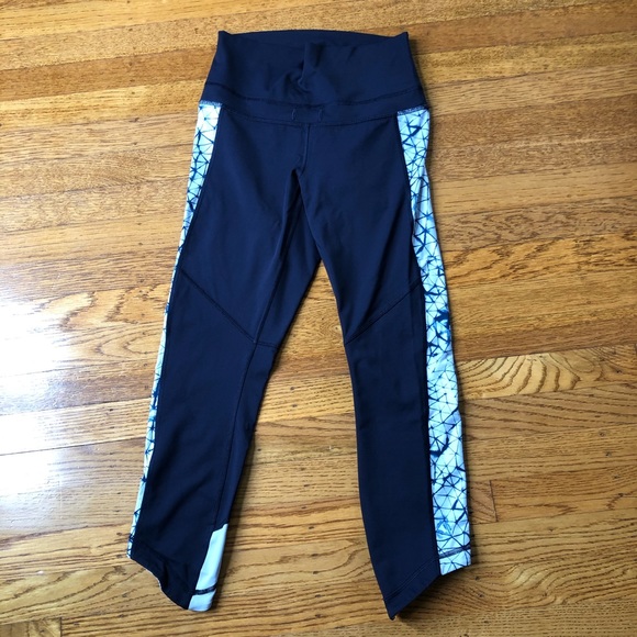 Lululemon navy printed crop leggings size 6 - Picture 6 of 6